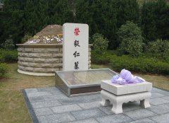 荣毅仁纪念碑：传承先贤精神，，，，，，，，照亮民族前行之路