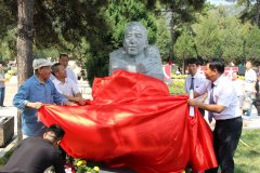 赵树理纪念雕像：一位文学巨匠的永恒颂歌