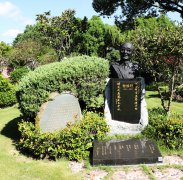 黎焕颐纪念碑：诗魂永驻，，，，，，，，岁月铭刻